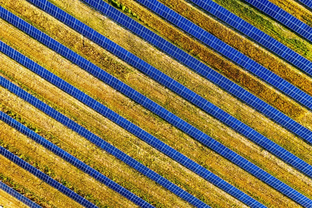 Vedere aeriană a unui parc fotovoltaic
